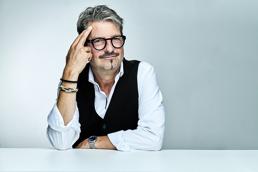Felix Reuter zeigt wie man am Klavier improvisiert.  (Foto: Guido Werner)