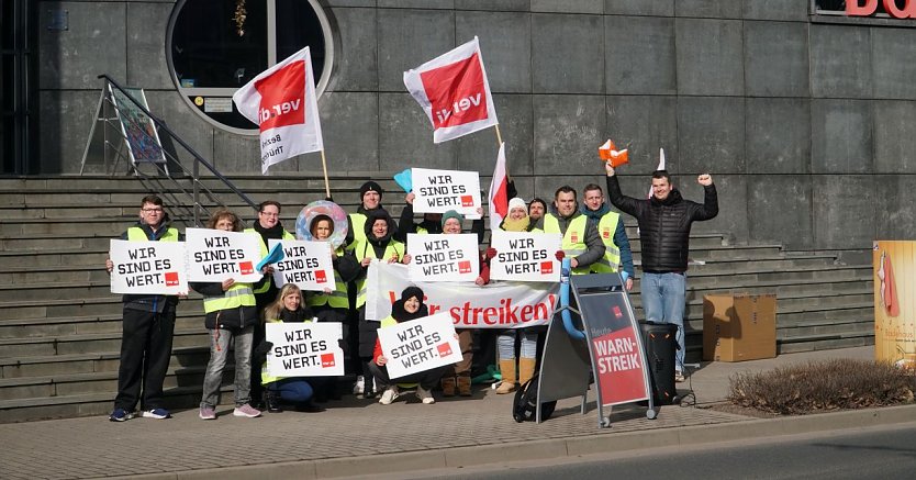 Warnstreik vor dem Badehaus in Nordhausen (Foto: agl) Warnstreik vor dem Badehaus in Nordhausen (Foto: agl)