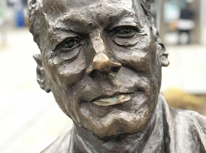 Skulptur Willy Brandt  (Foto: Abgesehen von einer kurzen Unterbrechung regiert die SPD seit 1998 an der Seite unterschiedlicher Parteien unser Land. Getreu dem links-gr&uuml;nem Mainstream folgend verschob sich ihr Fokus von der arbeit)