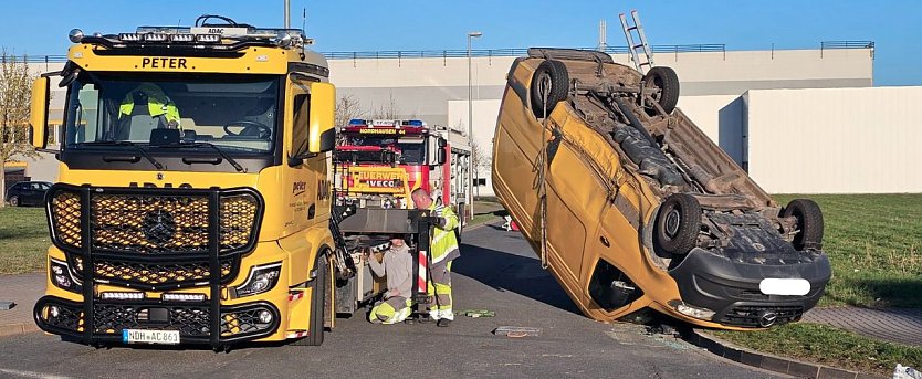 Der Transporter kippte durch den Zusammenprall um. (Foto: Silvio Dietzel)