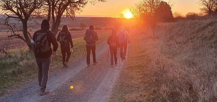 Das Foto entstand am fr&uuml;hen Morgen des 6. April 2025 beim 53. S&uuml;dharz-Hunderter in der N&auml;he von Kelbra. Da hatten die Wanderer schon &uuml;ber 80 Kilometer in den Beinen.   (Foto: Bodo Schwarzberg)