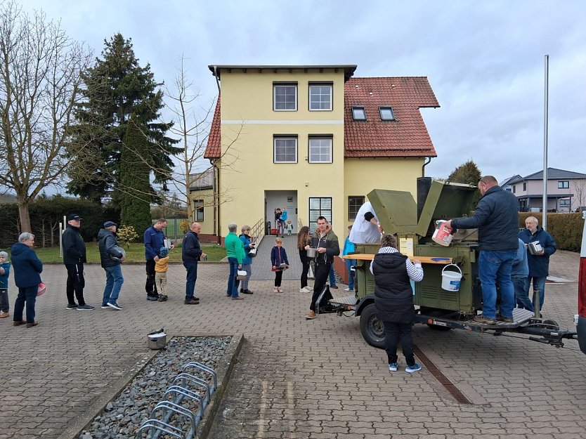 Zeitweise herrschte großer Andrang an der Gulaschkanone. (Foto: Handke/privat) Zeitweise herrschte großer Andrang an der Gulaschkanone. (Foto: Handke/privat)