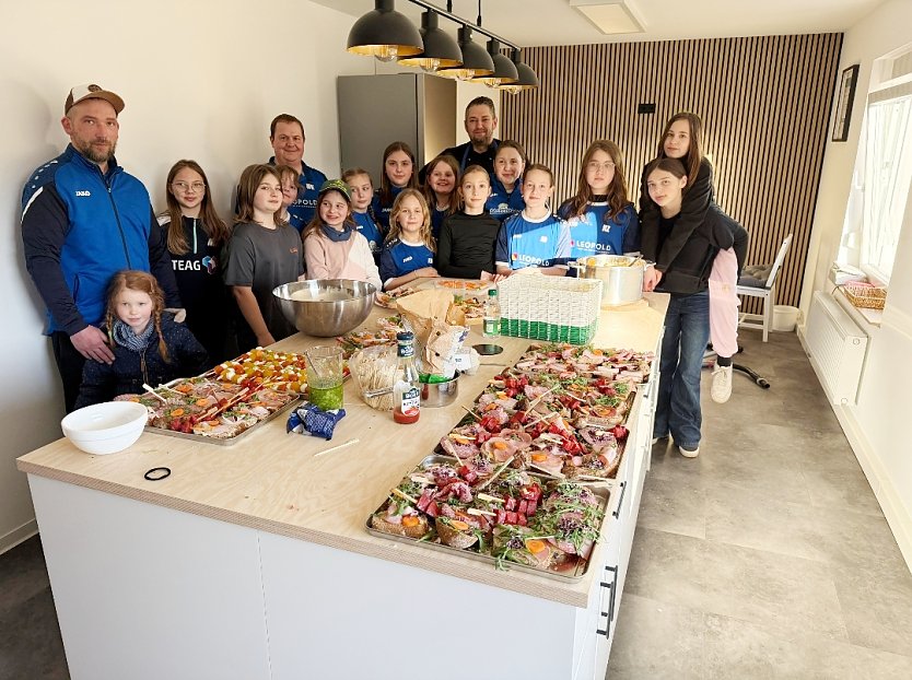 Das sieht lecker aus: Die Minis und Koch Lars Sobik haben die neue K&uuml;che eingeweiht. (Foto: Cornelia Wilhelm)