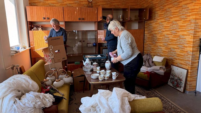 Das Wohnzimmer ist fast schon wieder im Original einger&auml;umt.  (Foto: Ren&eacute; Wei&szlig;bach)