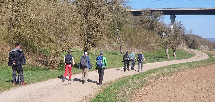 Zwei Kilometer nach dem Start unterquerten die Wanderer die A 38-Br&uuml;cke im Thyratal bei B&ouml;senrode. (Foto: Bodo Schwarzberg)