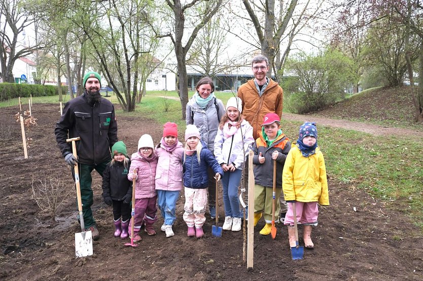 Die Kinder aus der hochschuleigenen Kindertageseinrichtung Campus Kinder unterst&uuml;tzten die Pflanzaktion mit gro&szlig;em Eifer. (Foto: HSN)