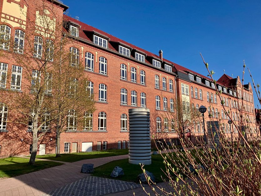 Auf der R&uuml;ckseite der Schule, auf der Fl&auml;che vor der Turnhalle, wird es eine Elternveranstaltung geben.  (Foto: ssc)