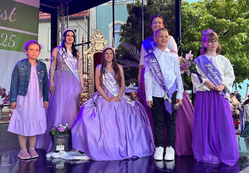 Die Fliederk&ouml;nigin und ihr "Nachwuchs" sind Botschafter des Fliederfestes in Bad Frankenhausen.  (Foto: Stadt Bad Frankenhausen)