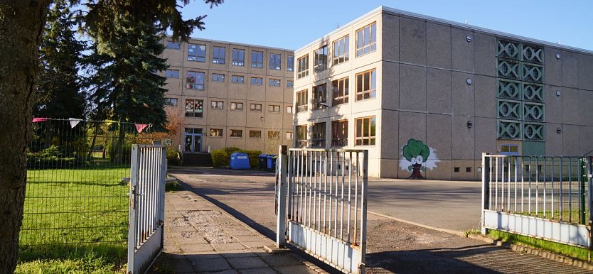 Das alte Schulgeb&auml;ude am Ortseingang in Ilfeld soll abgerissen werden. (Foto: ssc)