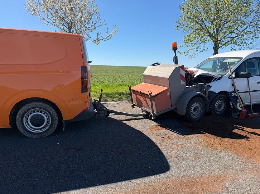 Unfall mit Baustellenfahrzeug auf der B249 (Foto: S. Dietzel)