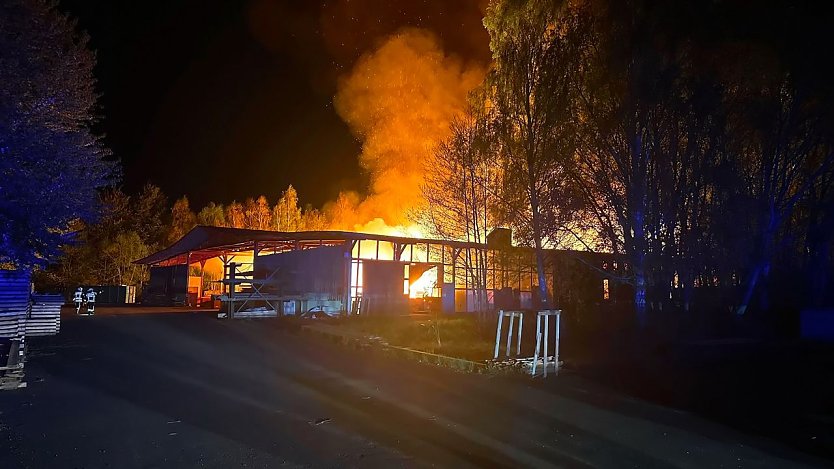 Die Lagerhalle brannte beim Eintreffen der Feuerwehren schon lichterloh. (Foto: Silvio Dietzel)