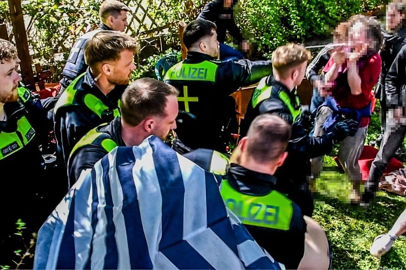 Polizeieinsatz vor dem Herder-Gymnasium (Foto: Green Island)
