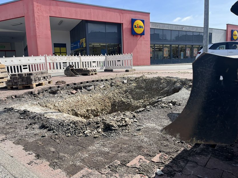 Die schadhafte Fernw&auml;rmeleitung befindet sich auf dem Areal des Parkplatzes eines Supermarktes in Leinefelde-Worbis. (Foto: Ren&eacute; Wei&szlig;bach)