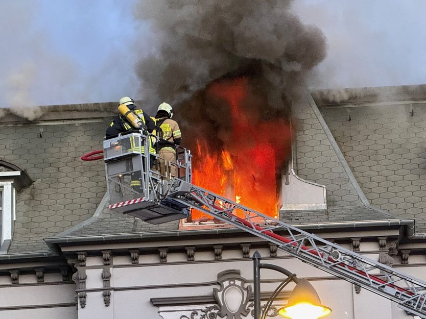 Die Flammen schlagen aus dem Obergeschoss. (Foto: Silvio Dietzel)
