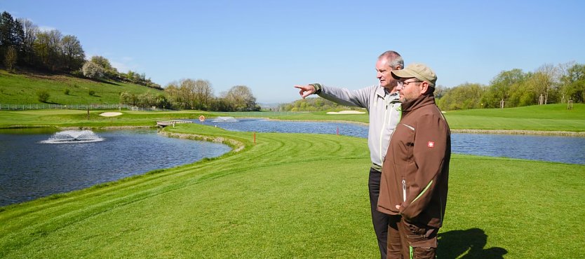 Andreas Meyer im Gespr&auml;ch mit Chef-Green-Keeper Dominik H&ouml;fig.  (Foto: Susanne Schedwill)