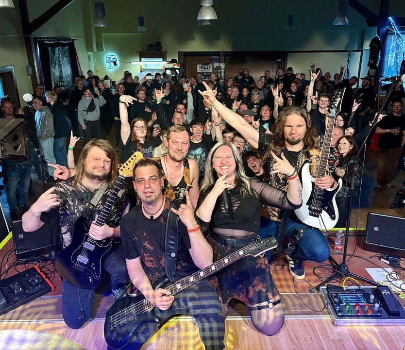 Volles Haus zum Bookwood "Ramp Up" in Herrmannsacker  (Foto: Metal Foundation S&uuml;dharz)