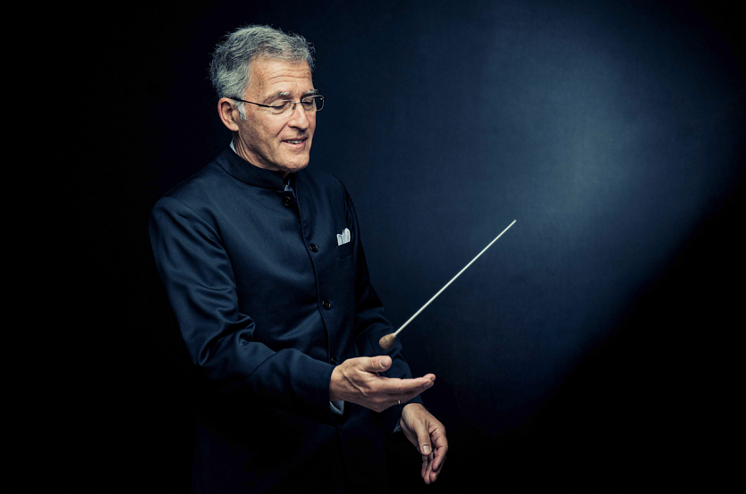 Nicol&aacute;s Pasquet &uuml;bernimmt beim 6. Sinfoniekonzert die musikalische Leitung.  (Foto: Guido Werner)