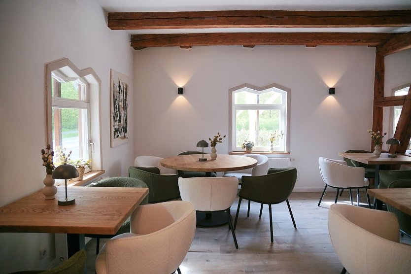 Das Caf&eacute; im Erdgeschoss ist in &auml;hnlichen Farben gehalten wie die Einrichtung der Ferienwohnung. (Foto: ssc)