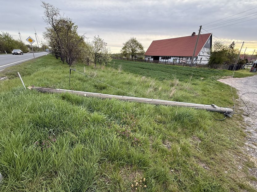 Ein Lkw wird den Telefonmasten vermutlich umgefahren haben (Foto: S. Dietzel)