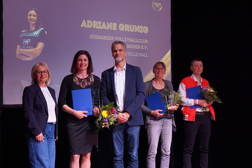 Adriane Grunig ist Sportlerin des Jahres, auf den weiteren Pl&auml;tzen folgten Susanne Walther und Doreen Schilling. Gl&uuml;ckw&uuml;nsche kamen von Kathrin Materlik, Chefin der S&uuml;dharzwerke (links) und OB Kai Buchmann. (Foto: ssc )