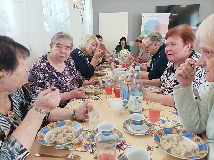 Interkulturelles und kommunikatives Mittagessen bei der Seniorengruppe WB4 in Sondershausen (Foto: Thomas Leipold)