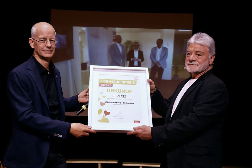 LSB-Hauptgesch&auml;ftsf&uuml;hrer Thomas Zirkel &uuml;berreicht KSB-Pr&auml;sident Gert St&ouml;rmer den Medienpreis.  (Foto: Jessica Piper)