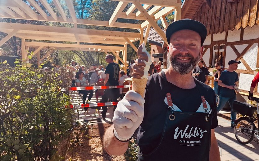 Marco Wohlenberg hatte heute alle H&auml;nde voll zu tun, der Andrang am neuen "Wohli's" war gro&szlig; (Foto: agl)