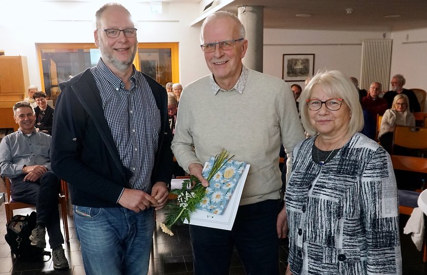 v.l.:  den Stiftungsvorsitzenden Tom Landsiedel, Gründungsmitglied Jochen Einenckel und Hannelore Haase (Foto: F&ouml;rderverein Park Hohenrode)