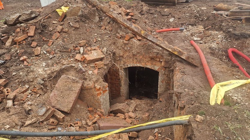 Kaum verf&uuml;llt und nur ein paar Zentimeter unter unseren F&uuml;&szlig;en - bei Bauarbeiten am Blasii-Kirchplatz ist ein alter Keller aufgetaucht (Foto: agl)