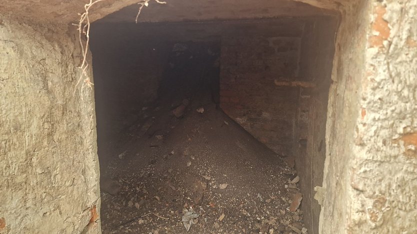 Der alte Keller wurde scheinbar nur notdürftig verfüllt (Foto: agl) Der alte Keller wurde scheinbar nur notdürftig verfüllt (Foto: agl)