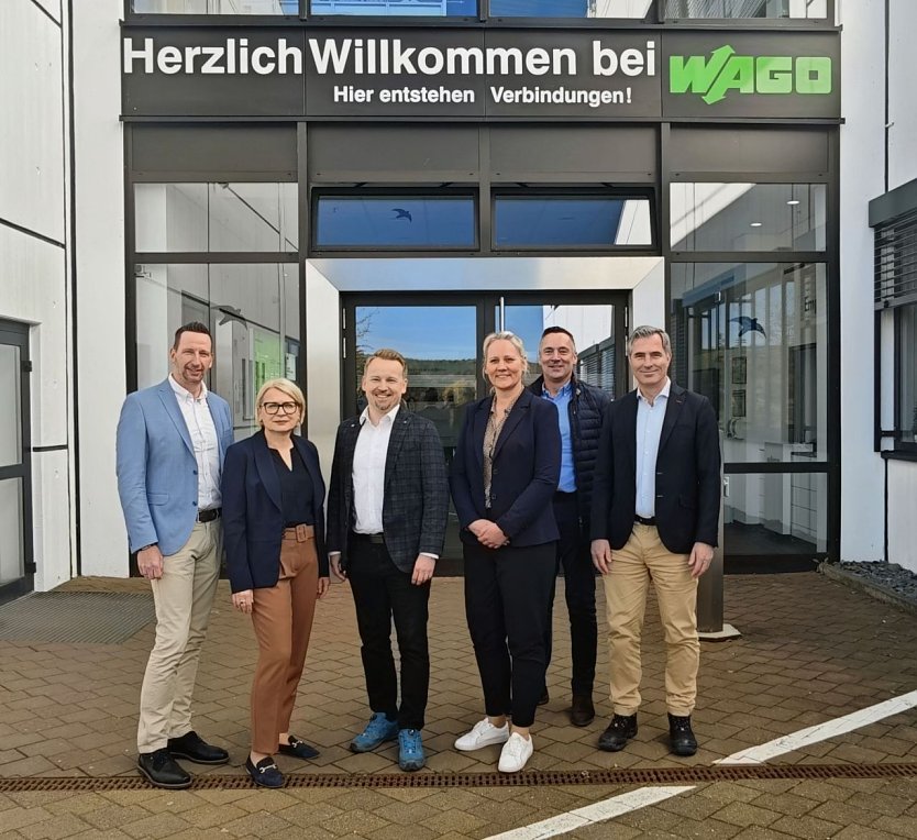 Kai Bokelmann (VP Plant Sondershausen), Diana Wilhelm (VP Corporate Logistics), NUV-Vorstand Marcel K&uuml;bler, Ilka Helbing (VP Human Resources Sondershausen), NUV-Vorstandsvorsitzender Niels Neu und Dr. Sebastian L&uuml;ning (Vorstand K-UTEC AG Salt Technologies) bei einem Unternehmensbesuch am Standort Sondershausen. (Foto: Claudia Rheinl&auml;nder)