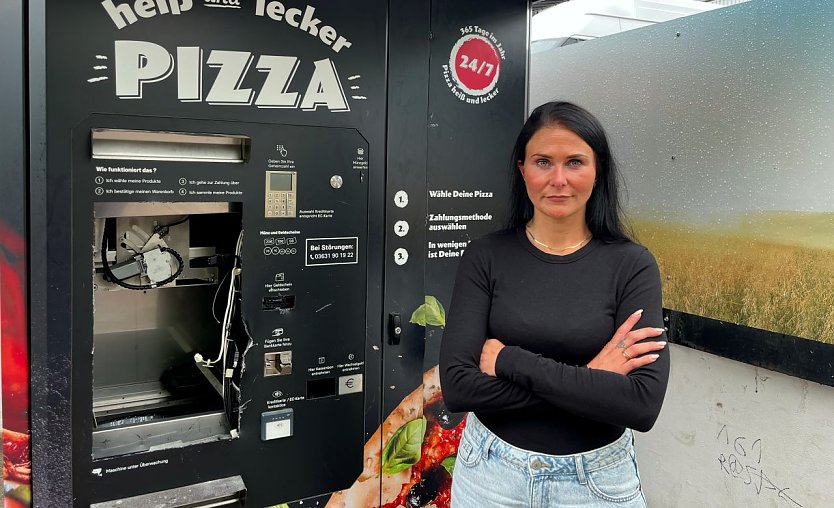 Theresa Stobbe neben dem zerstörten Pizzaautomaten. (Foto: ssc) Theresa Stobbe neben dem zerstörten Pizzaautomaten. (Foto: ssc)