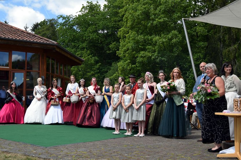 Die Hoheiten dürfen beim Rhododendronfest in Sülzhayn nicht fehlen. (Foto: J. Ließmann) Die Hoheiten dürfen beim Rhododendronfest in Sülzhayn nicht fehlen. (Foto: J. Ließmann)