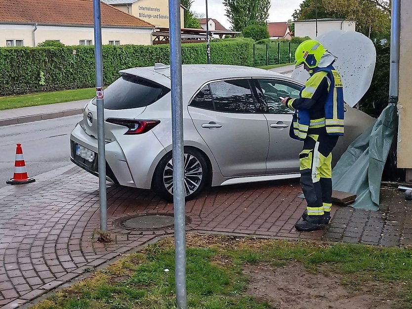 Für eine 72jährige endete die Fahrt auf regennasser Fahrbahn an einer Hauswand (Foto: S. Dietzel) Für eine 72jährige endete die Fahrt auf regennasser Fahrbahn an einer Hauswand (Foto: S. Dietzel)