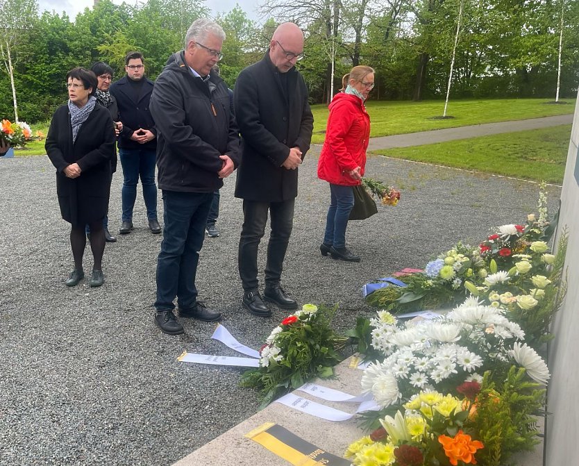 Die CDU legte heute auf dem Nordhäuser Ehrenfriedhof Blumen nieder. (Foto: CDU) Die CDU legte heute auf dem Nordhäuser Ehrenfriedhof Blumen nieder. (Foto: CDU)