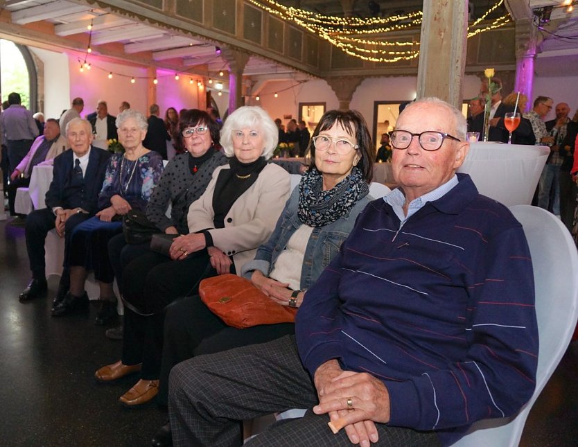 Wurden ausgezeichnet: Hans Bischleb (in Begleitung seiner Tochter), Anneliese Hujer (in Begleitung ihrer Tochter) sowie Ingrid und Manfred Jakob. Auf dem Foto fehlen: Reiner Pommer und Nobert Schulze.  (Foto: ssc)