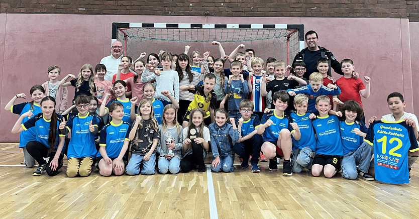 Trikotübergabe an der Grundschule Käthe-Kollwitz (Foto: KSB) Trikotübergabe an der Grundschule Käthe-Kollwitz (Foto: KSB)
