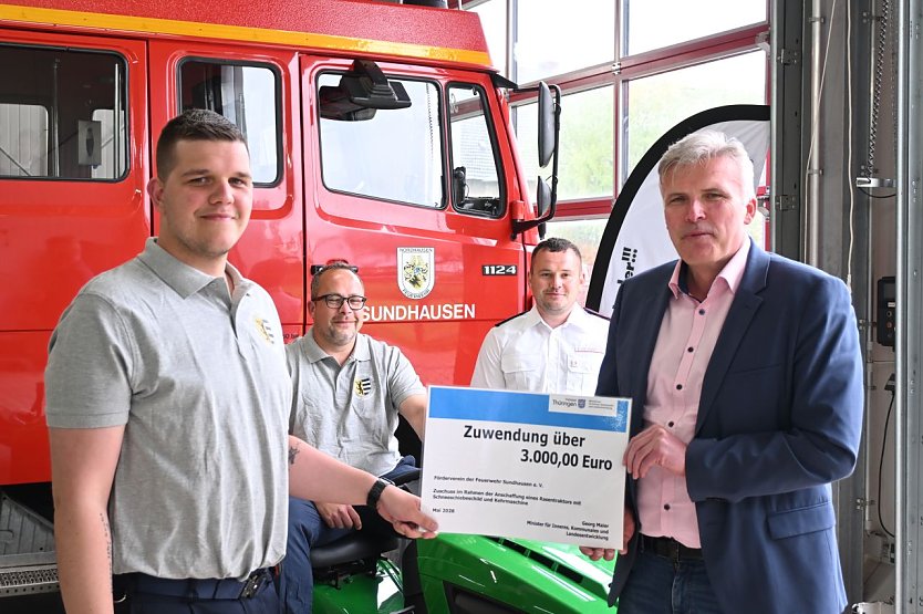 Andreas Bausewein (rechts) &uuml;berbrachte F&ouml;rdermittel. Empfangen wurde der Staatssekret&auml;r vom Vereinsvorsitzenden Mike Kalinke,Wehrf&uuml;hrer Tobias Ruprecht sowie Stephan Vollbort. (Foto: Feuerwehr Sundhausen)