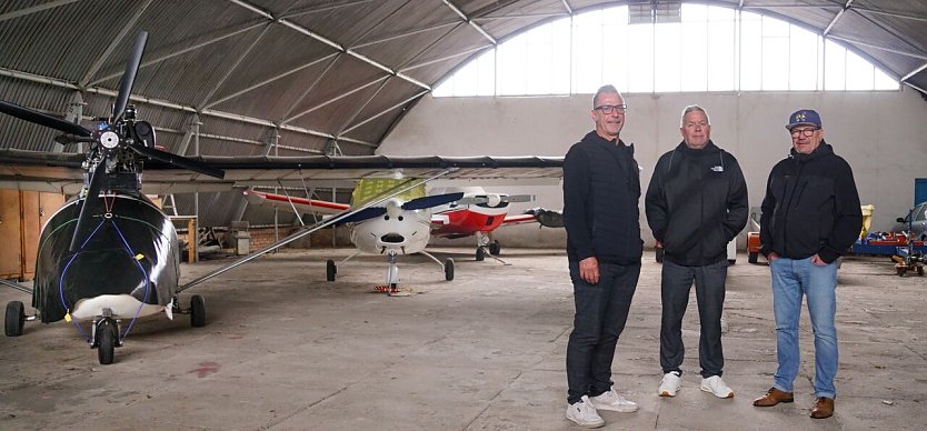 Steffen Grischinski, Steffen Zickenrott und Torsten Pietsch im Hangar, der bei schlechten Wetter zur Partyhalle werden soll. (Foto: Susanne Schedwill)