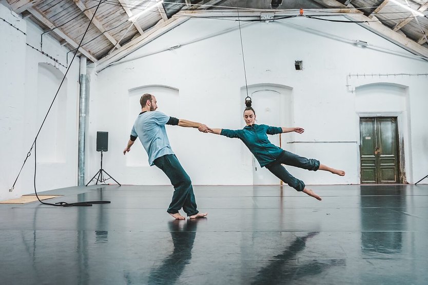 Ana Jord&atilde;o and Vincent Kollar verschmelzen die alte Zirkudisziplin Hair Hanging mit Kampfkunst, Objektmanipulation und neuer Magie. (Foto: Jakub Du�ek)