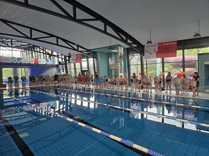 Die besten Schwimmer der dritten Klassen traten bei dem Wettstreit im Badehaus an. (Foto: Sven Roscher )
