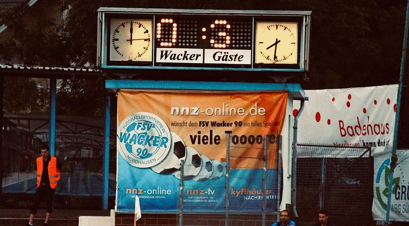Ein Bild aus einer anderen Zeit: ein Wacker-Heimspiel geh&ouml;rte f&uuml;r die nnz zum Pflichttermin (Foto: nnz-Archiv)