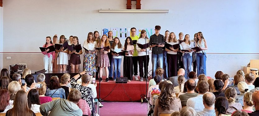 Der Sch&uuml;lerchor des Herder-Gymnasiums begeisterte das Pubklikum beim Fr&uuml;hlingskonzert. (Foto: Philipp Kugelmeier)