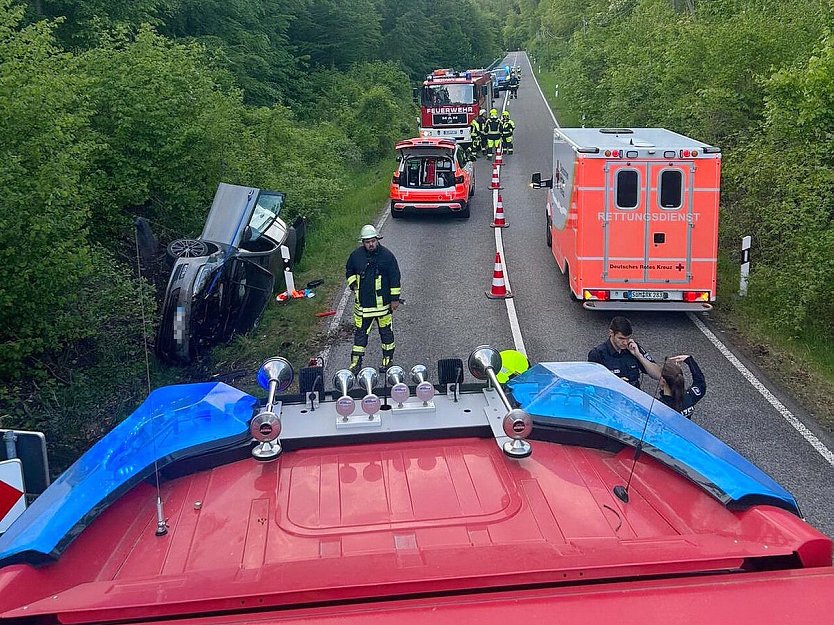 Der Golf hat sich mehrfach &uuml;berschlagen. (Foto: Silvio Dietzel/Feuerwehr)