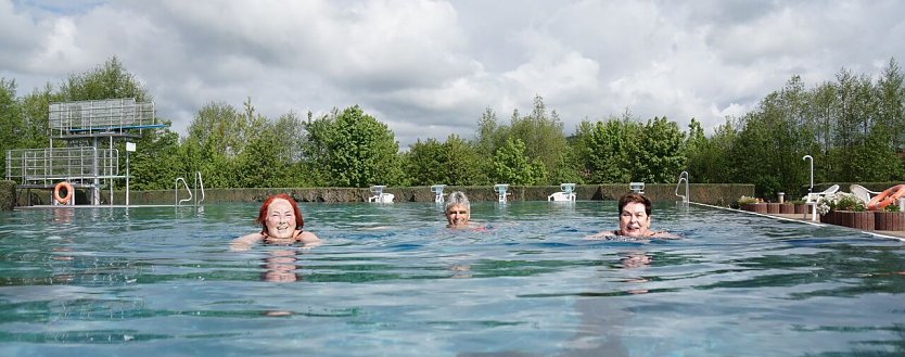 Roswitha und Erich Kr&ouml;hn aus Niedersachswerfen sowie Anne-Carola Berg haben heute in Niedersachswerfen die Badesaison er&ouml;ffnet.  (Foto: Susanne Schedwill)