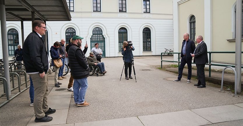 Thorsten Schwarz (rechts) und Landrat Matthias Jendricke er&ouml;ffneten am Freitag, zum Start des Bahnhofsfestes, die &ouml;ffentliche Toilette am Nordh&auml;user Bahnhof.  (Foto: ssc)