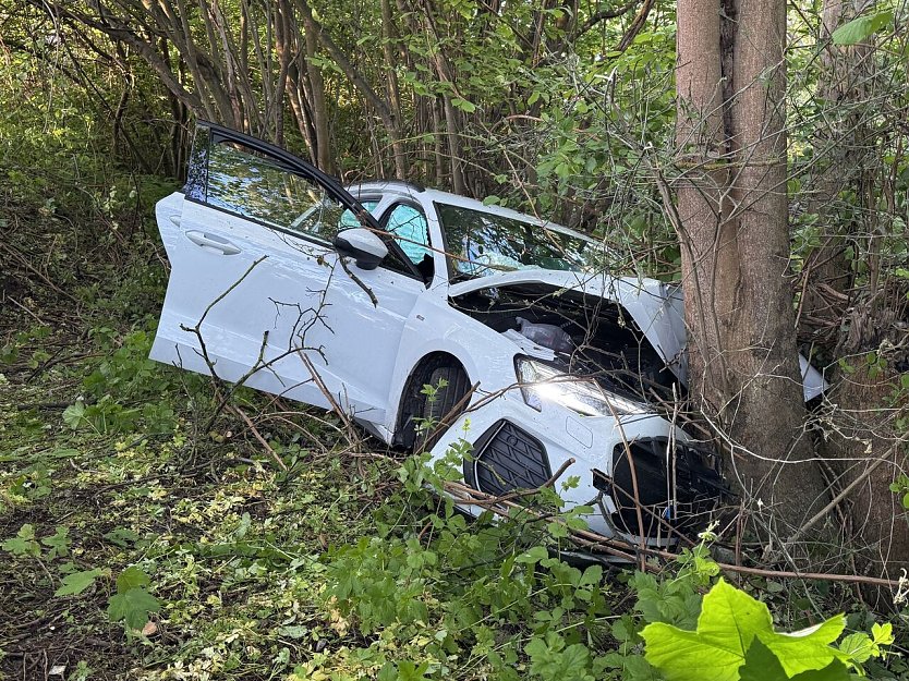 Unfallfahrzeug nach Alkoholfahrt in M&uuml;hlhausen (Foto: Silvio Dietzel)