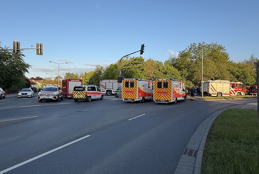 Unfallauto an Baum in M&uuml;hlhausen (Foto: Silvio Dietzel)