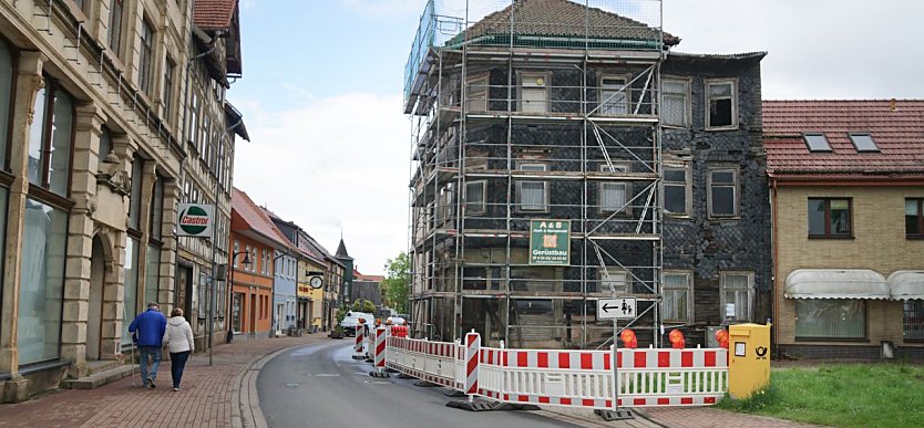 Das alte Wohn- und Gesch&auml;ftshaus am Nikolaiplatz in Ellrich wird derzeit abgerissen.  (Foto: ssc)