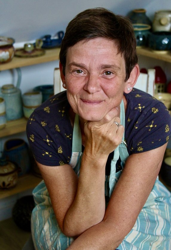 Yvonne Siemoleit in ihrem T&ouml;pferatelier untern Dach in Weberstedt (Foto: Eva Maria Wiegand)